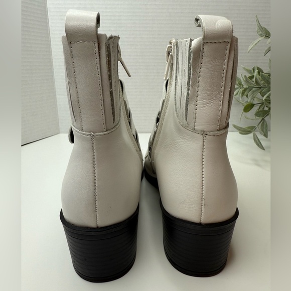 Steve Madden Bark White Leather Belted Ankle Booties Size 7.5M Streetwear Moto - Picture 6 of 15